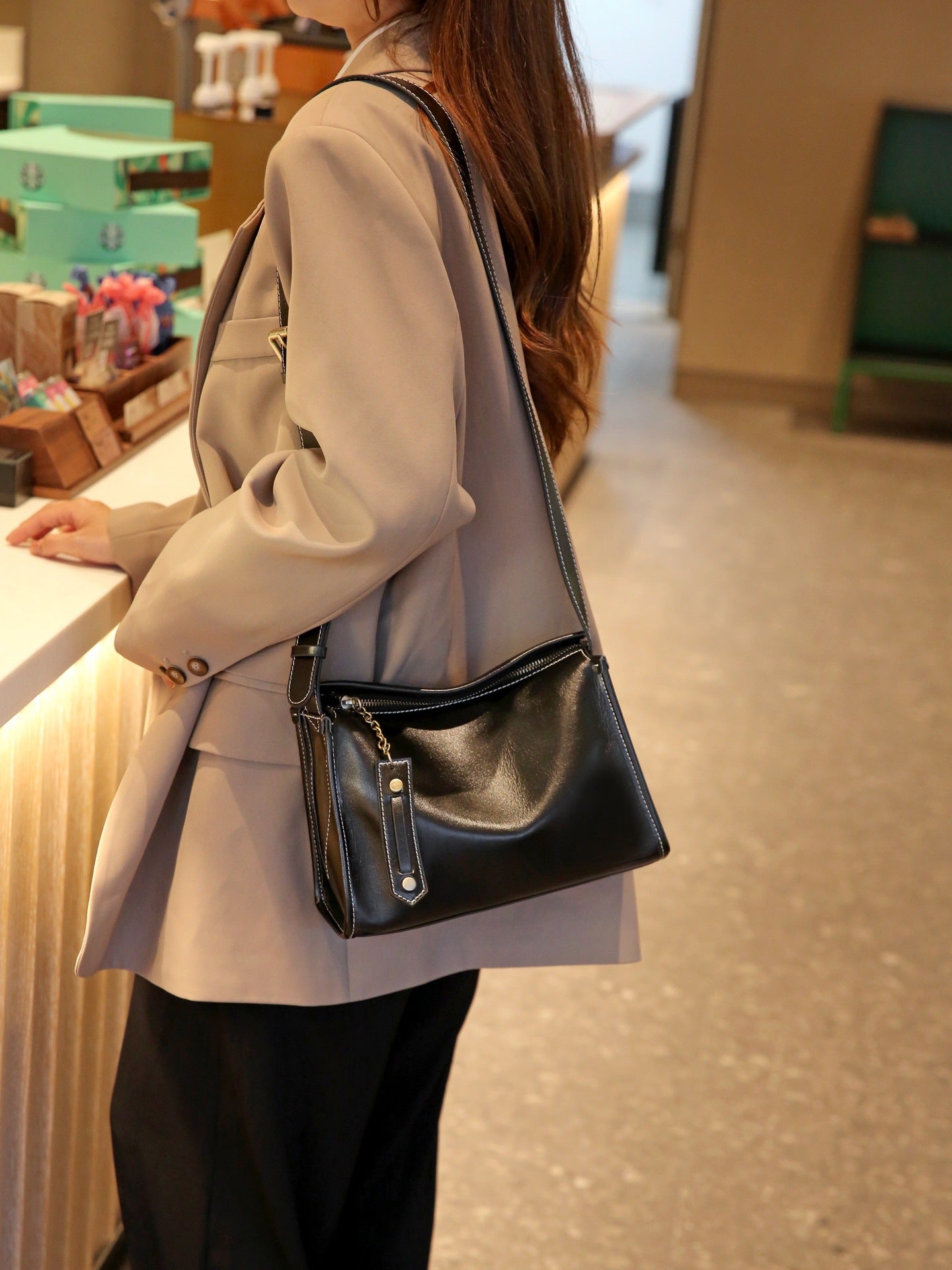 1082-Head layer cowhide pillow bag, women's commuting bag, retro shoulder bag, soft leather Maillard crossbody bag